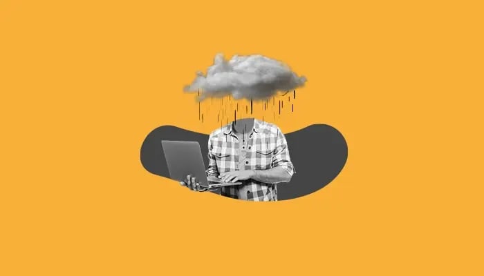 Fotomontagem de um homem com um laptop na mão e uma núvem de chuva no lugar de sua cabeça ilustram os desafios de implementar uma cultura de conteúdo 