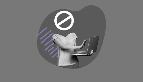 Uma mulher com fazendo um sinal de stop para o computador