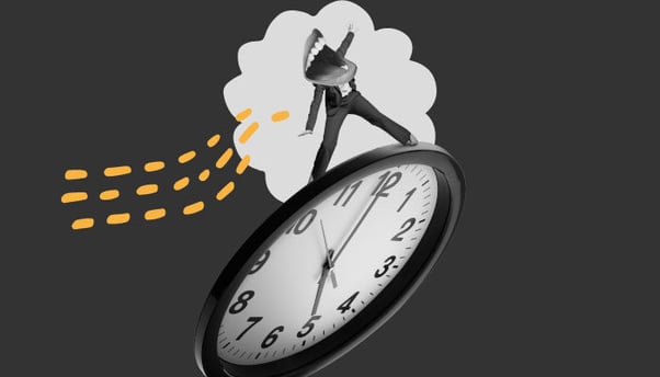 Uma pessoa gritando encima de um relógio, representando a procrastinação