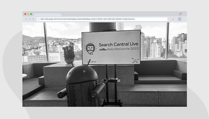 Foto em preto e branco mostra Android do Google e tela onde está escrito Search Central Live Belo Horizonte