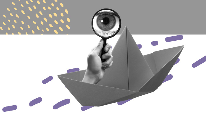 Imagem abstrata: uma mão com uma lupa navegando em um barquinho de papel.