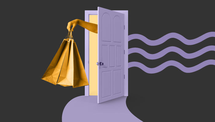 Uma porta aberta, de onde saem sacolas de compras.