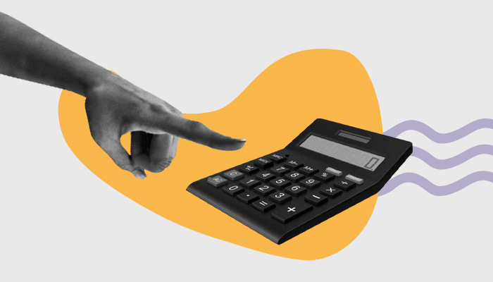 Uma mão digita números em uma calculadora.