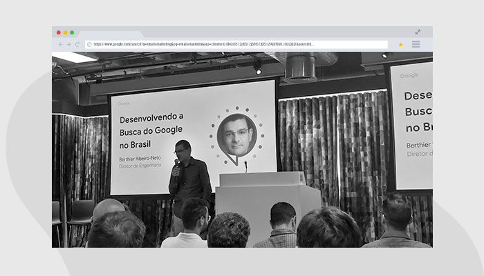 Foto em preto e branco mostra diretor de engenharia do Google, Berthier Ribeiro Neto, em palestra no evento Search Central Live