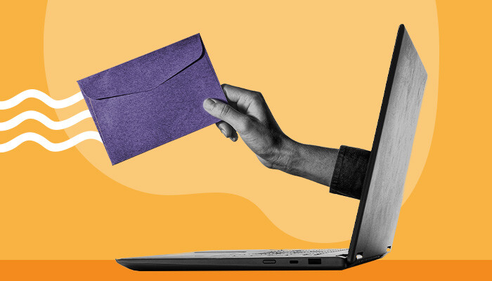 Uma mão saindo de um notebook segurando um envelope.
