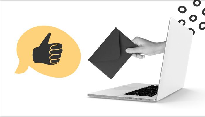 Uma mão segurando um envelope sai de um notebook. Do outro lado da imagem, um balão de diálogo com uma mão fazendo sinal positivo.