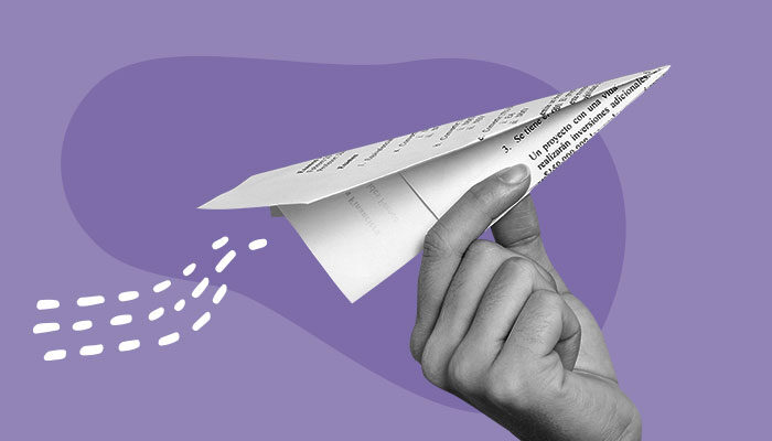 Ilustração: uma mão segura uma aviãozinho de papel.