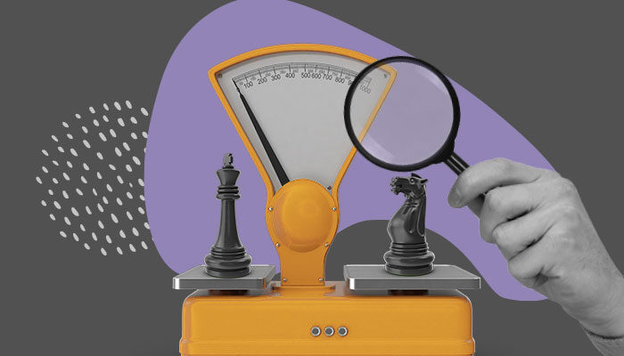Ilustração: uma lupa observa uma balança de perto. Em cada lado, fazendo o contrapeso, há uma peça de xadrez. 